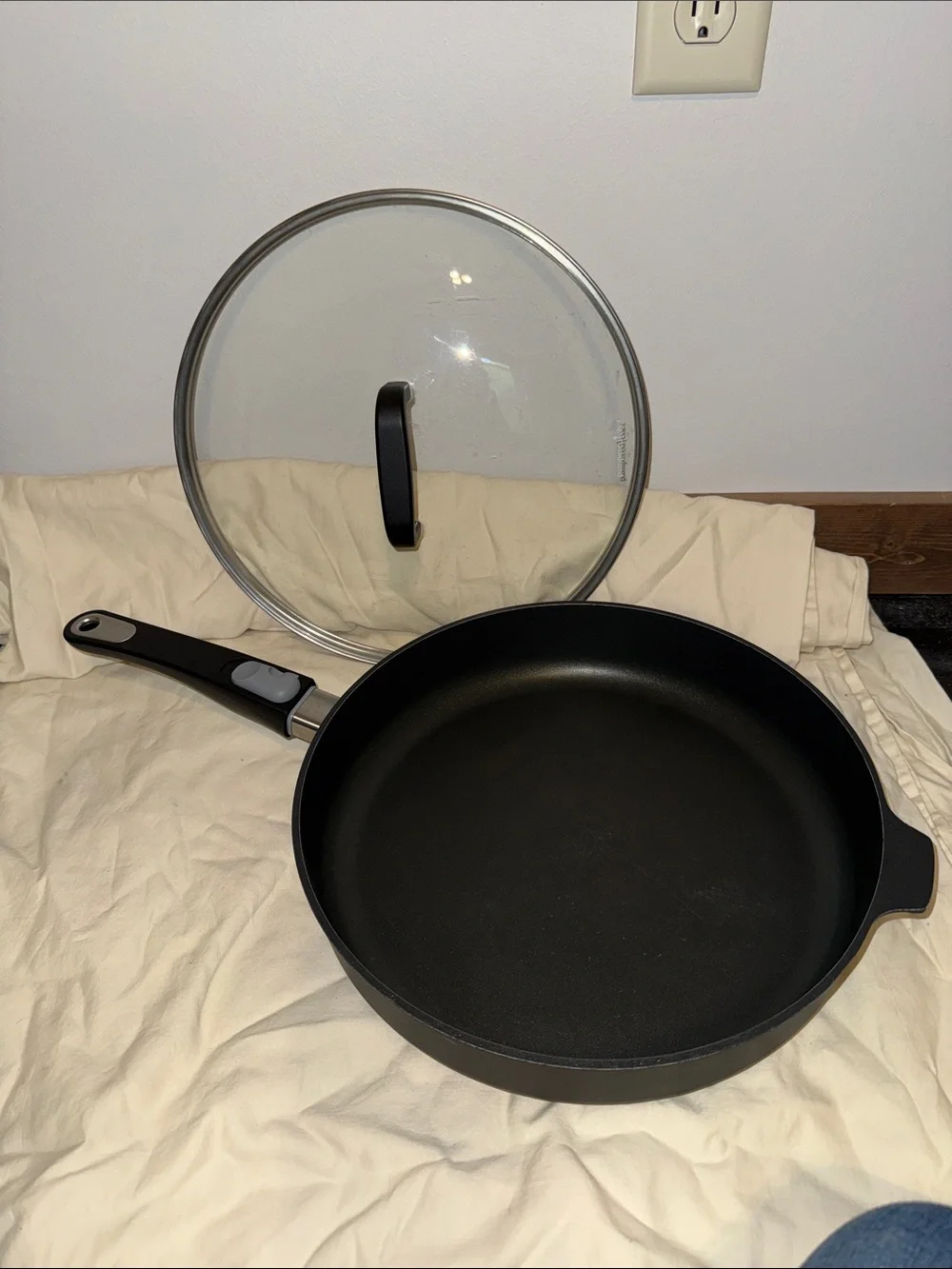 Pampered Chef Black Nonstick Frying Pan with Glass Lid